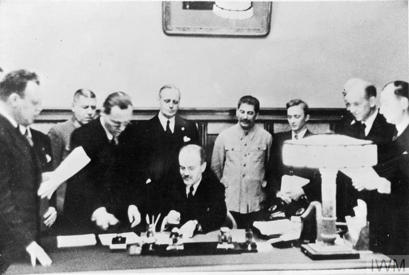 Roger Moorhose - Devils Alliance: Hitler & Stalin
